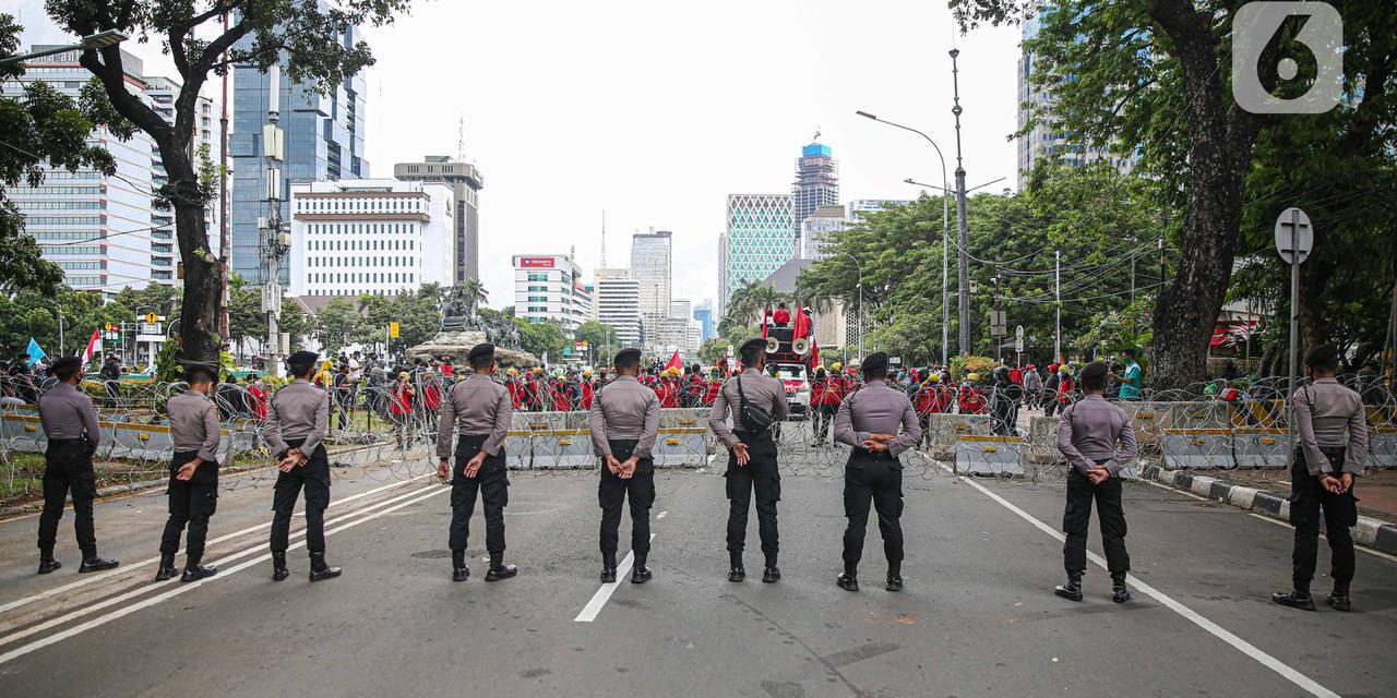 Pengawalan Aparat dalam Aksi Unjuk Rasa Buruh di Monas