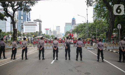 Pengawalan Aparat dalam Aksi Unjuk Rasa Buruh di Monas