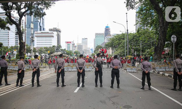 Pengawalan Aparat dalam Aksi Unjuk Rasa Buruh di Monas