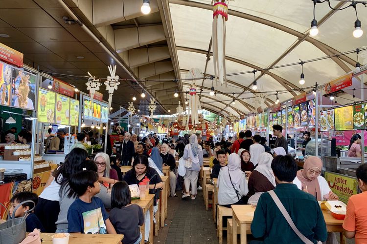 Pengunjung menikmati beragam kuliner Asia dan Bali di Blok M