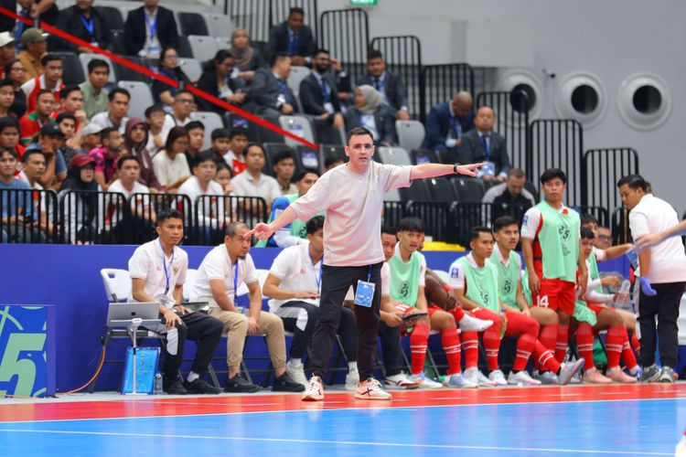 Hector Souto fokus mendampingi pemain saat pertandingan Piala Asia Futsal 2026 di Indonesia Arena