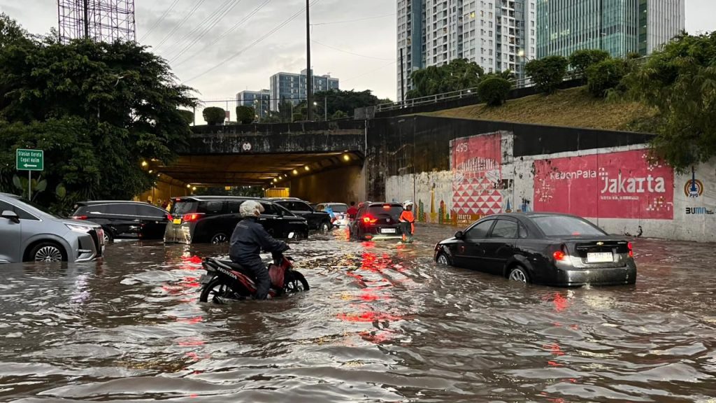 Akses menuju Stasiun Halim tergenang banjir saat musim hujan