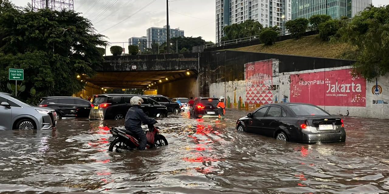 KCIC Imbau Penumpang Whoosh Waspada Banjir Menuju Stasiun