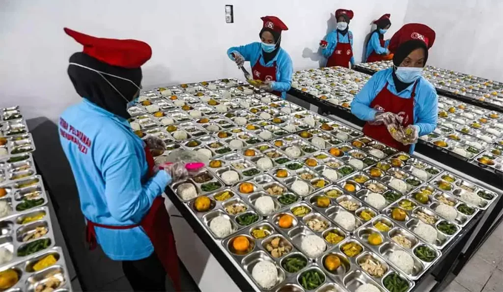 Anggaran Program Makan Bergizi Gratis 2026 sebesar Rp 335 triliun untuk 82 juta warga Indonesia