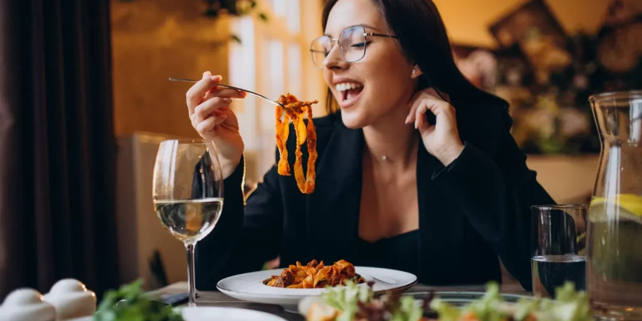 Pentingnya Waktu Makan Malam bagi Pencernaan dan Tidur Sehat