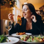 Pentingnya Waktu Makan Malam bagi Pencernaan dan Tidur Sehat