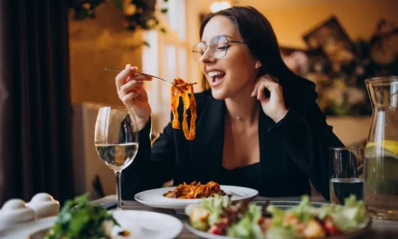 Pentingnya Waktu Makan Malam bagi Pencernaan dan Tidur Sehat