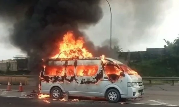 Minibus Terbakar di Tol Japek KM 40, Semua Penumpang Selamat
