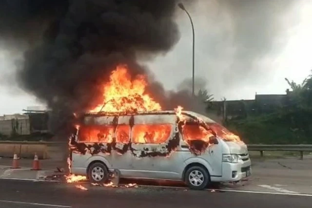 Minibus Terbakar di Tol Japek KM 40, Semua Penumpang Selamat
