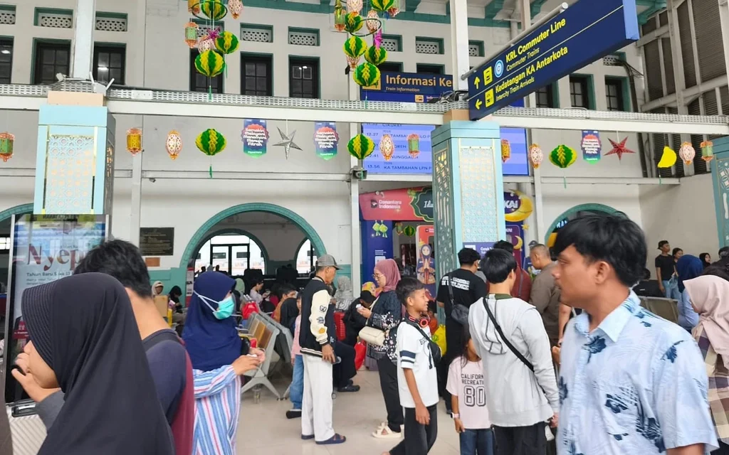 Arus Balik 2026 Melonjak, Pasar Senen Dipadati Penumpang