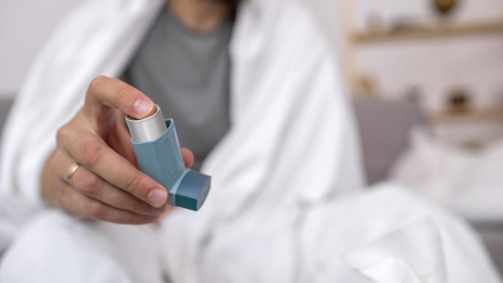 Ilustrasi penggunaan inhaler saat puasa bagi penderita asma