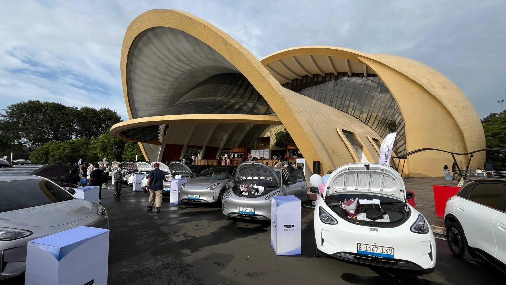 Geely EX2 resmi dikirim ke konsumen.