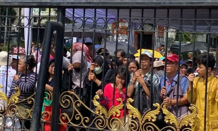 Rela Antre Panas Demi Prabowo dan Sembako di Istana Negara