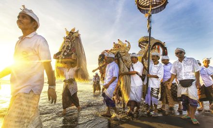 Upacara Melasti 2026: Jadwal dan Tips Berpakaian Wisatawan