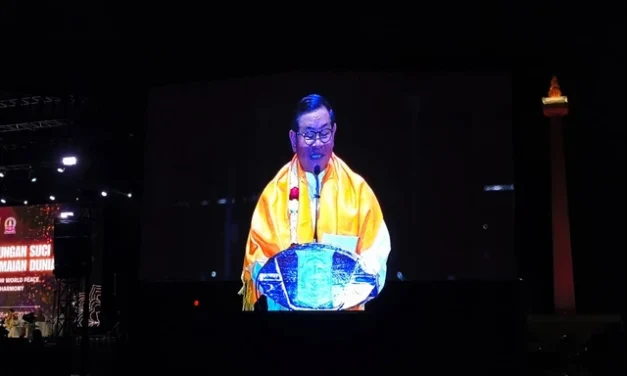 Malam Renungan Suci Monas: Jakarta Serukan Perdamaian Dunia