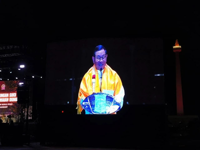 Malam Renungan Suci Monas: Jakarta Serukan Perdamaian Dunia