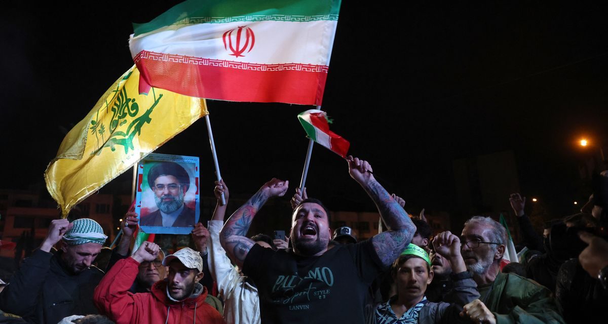 Warga Iran Pamer Rudal Balistik Jelang Akhir Gencatan Senjata