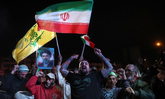 Warga Iran Pamer Rudal Balistik Jelang Akhir Gencatan Senjata