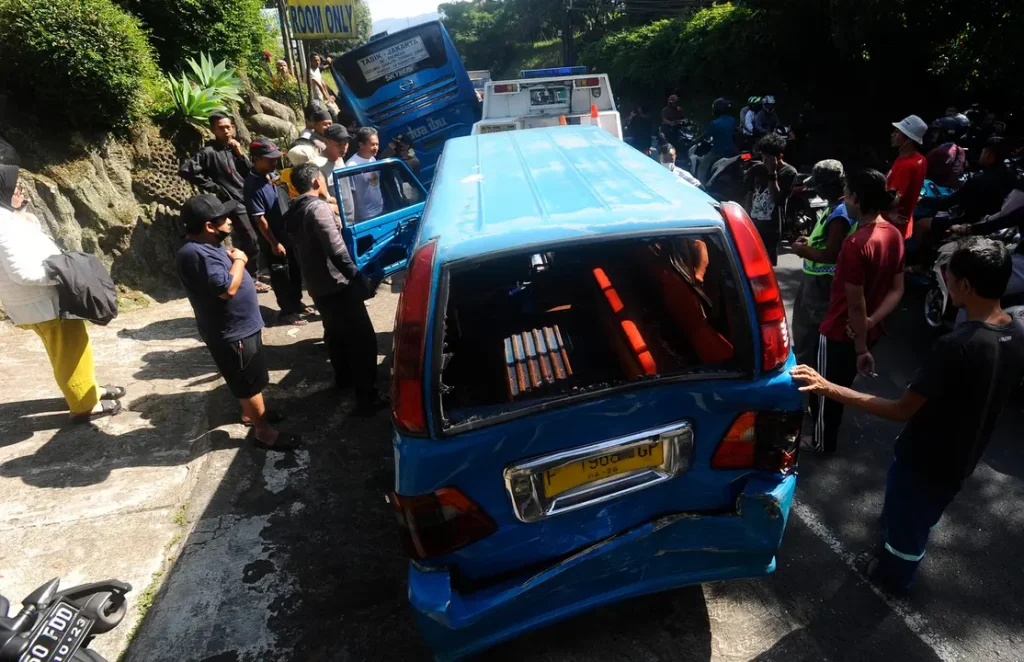 Angkot Terguling