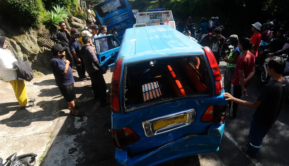 Angkot Terguling 17 Pelajar SMP Penumpang 6 Alami Luka Ringan