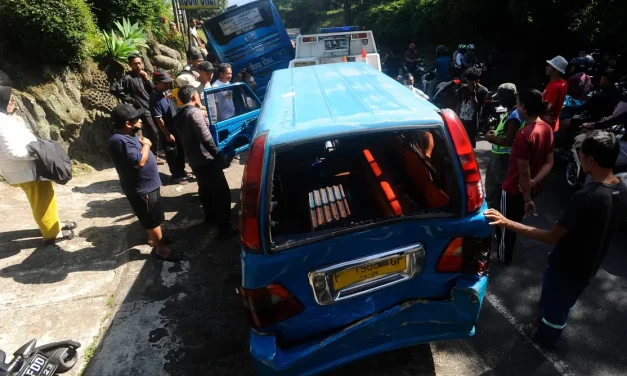 Angkot Terguling 17 Pelajar SMP Penumpang 6 Alami Luka Ringan