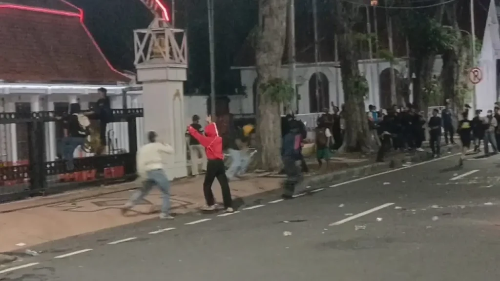 Polisi mengamankan sejumlah peserta saat demo #IndonesiaSekarat di depan Gedung Grahadi Surabaya berlangsung ricuh.