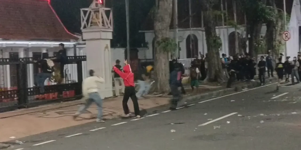 Demo Grahadi Surabaya Ricuh, Sejumlah Massa Diamankan Polisi