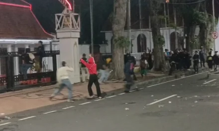 Demo Grahadi Surabaya Ricuh, Sejumlah Massa Diamankan Polisi