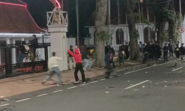 Demo Grahadi Surabaya Ricuh, Sejumlah Massa Diamankan Polisi