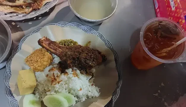 Bebek Bumbu Hitam Madura di Jakarta, Kuliner Pedas Gurih