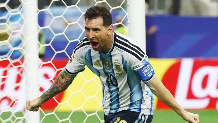 Lionel Messi merayakan gol ke gawang Austria