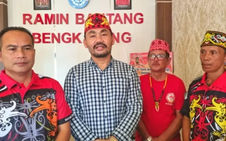 Yulius Aho menyerahkan beasiswa untuk mendukung pelestarian budaya Dayak
