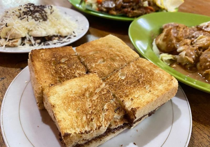 Camilan Legendaris Sore Hari Kedai Tradisional hingga Modern