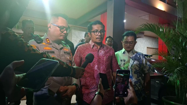 Polisi pengemudi Alphard bersujud meminta maaf kepada sekuriti Fiktor Harefa saat mediasi di Polsek Menteng.