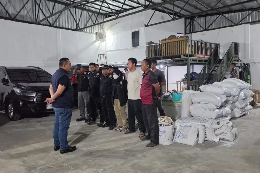 Polisi menunjukkan drum berisi bahan baku karisoprodol yang disita dalam pengungkapan kasus pemasok bahan produksi narkotika di Jakarta Timur.