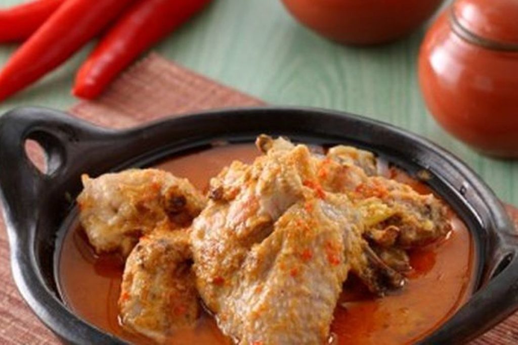 Sepiring besengek ayam tradisional dengan kuah santan kental dan rempah lengkap, disajikan bersama nasi putih hangat.