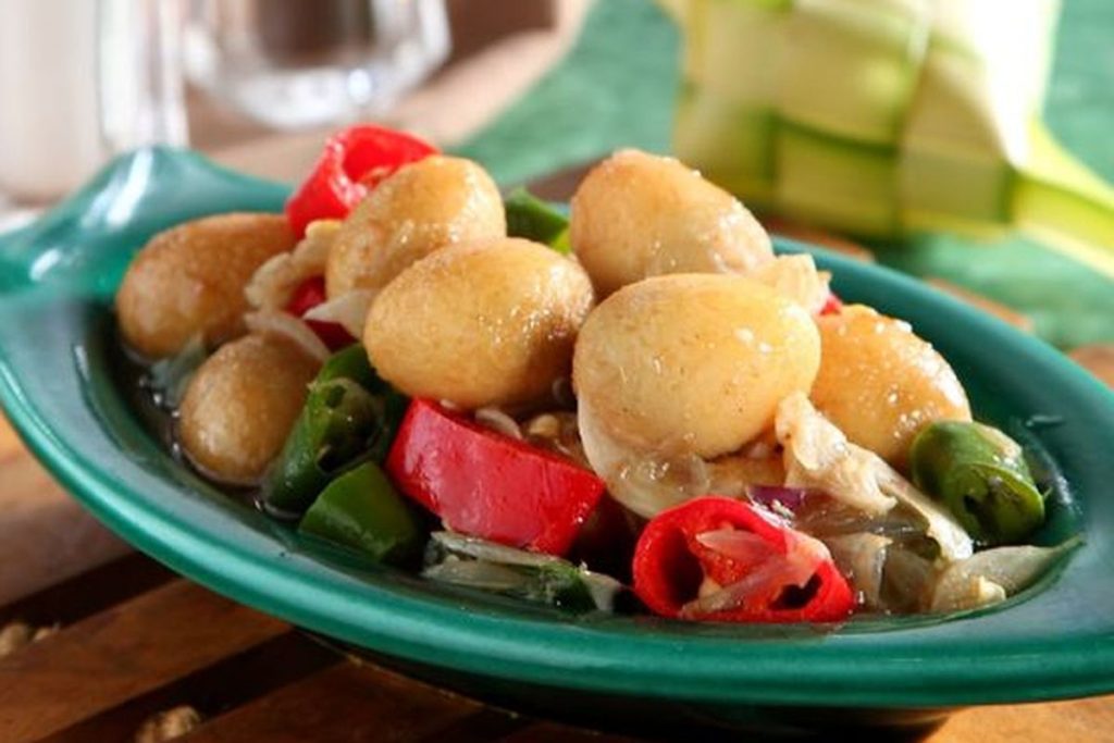 Telur puyuh oseng berbumbu gurih manis pedas dengan taburan bawang goreng, disajikan hangat sebagai lauk rumahan.