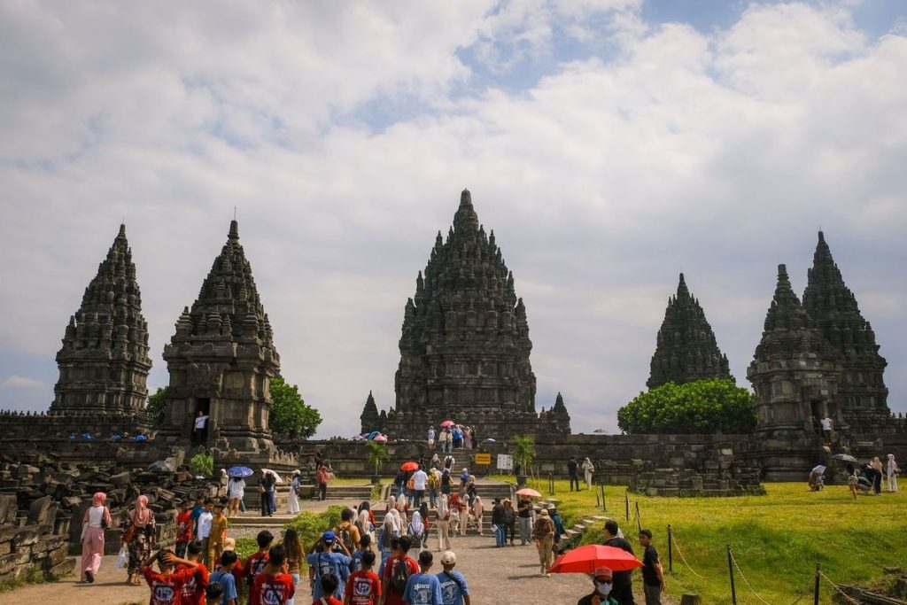 Restorasi Candi Prambanan melalui kerja sama Indonesia dan India untuk pelestarian warisan budaya dunia dan pengembangan wisata spiritual.