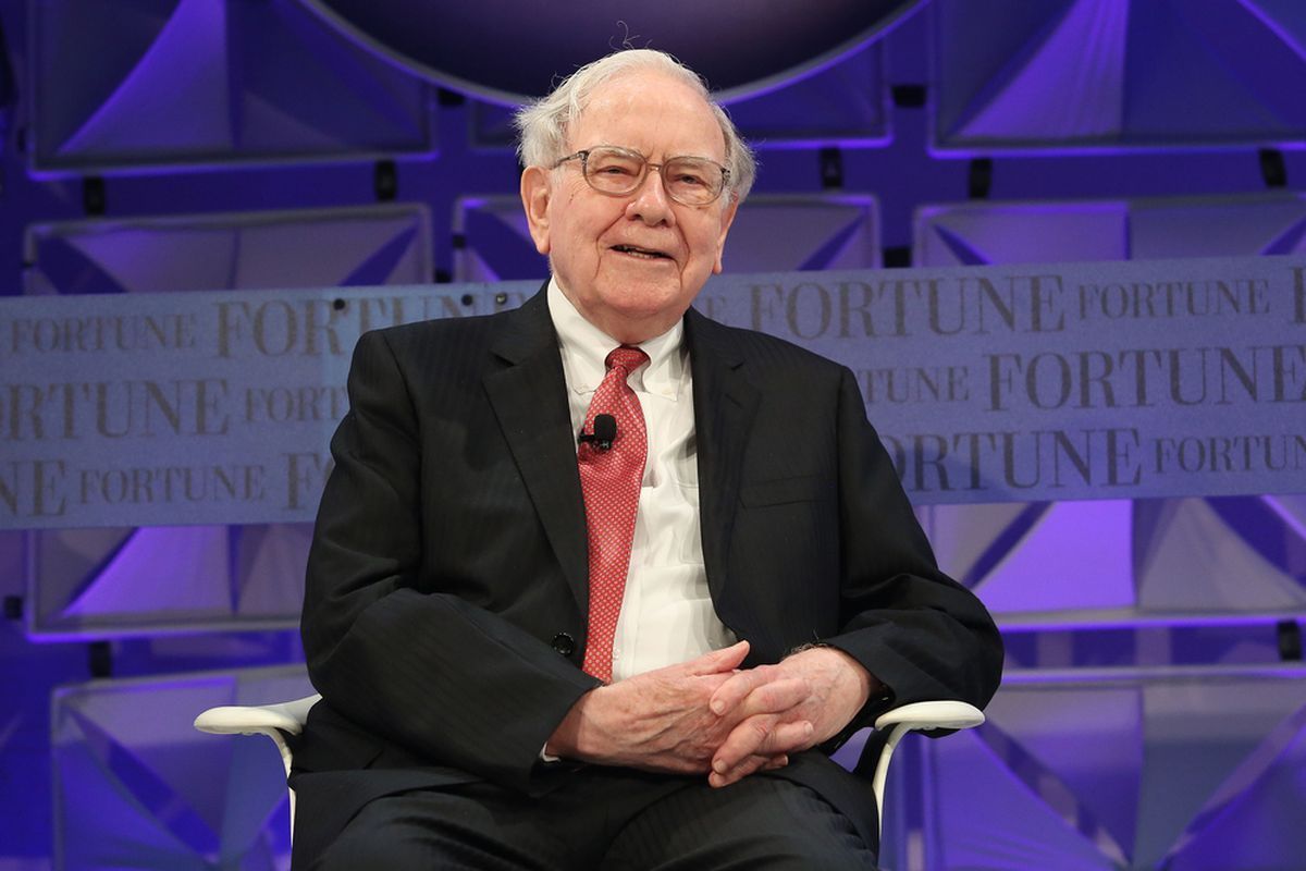 Ilustrasi Warren Buffett menjelaskan lima kesalahan keuangan yang sering menghambat keluarga kelas menengah membangun kekayaan.