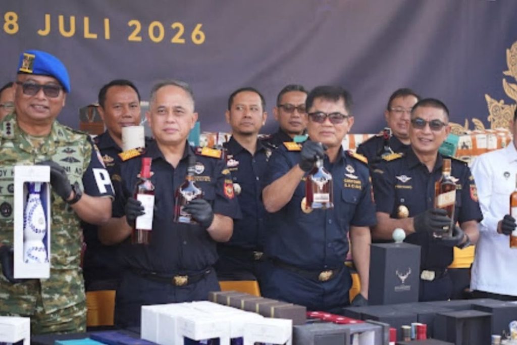 Petugas Bea Cukai mengamankan 20.000 botol minuman keras ilegal yang diduga menggunakan pita cukai palsu dalam operasi gabungan di Bali.