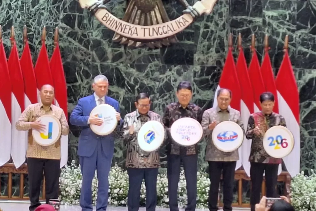 Penampilan seni tradisional dari delegasi internasional pada Jakarta World Folklore Festival 2026 di Jakarta.