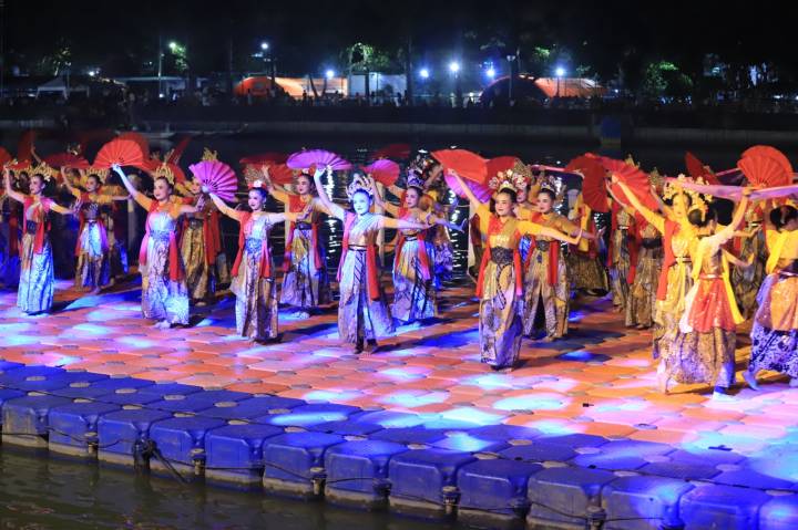 Penampilan komunitas seni dan modern dance dalam Festival Cisadane 2026 di kawasan Sungai Cisadane, Kota Tangerang.