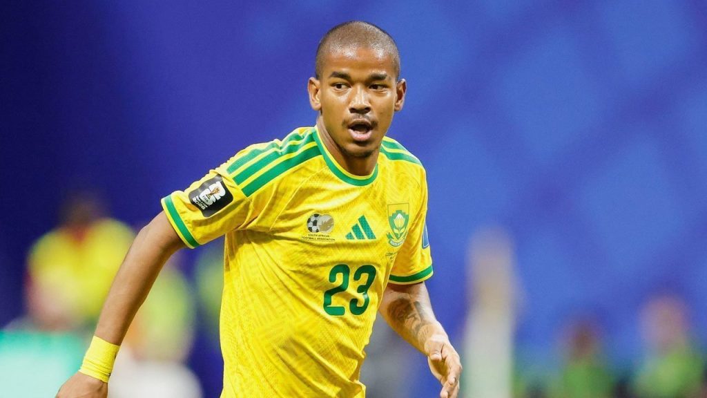 Jayden Adams saat membela Timnas Afrika Selatan pada pertandingan Piala Dunia 2026 sebelum dikabarkan meninggal dunia di usia 25 tahun.
