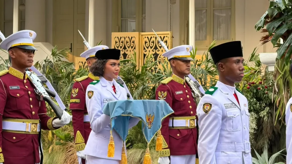 Neeltje Werimon pembawa baki Upacara Penurunan Bendera HUT ke-81 RI di Istana Merdeka
