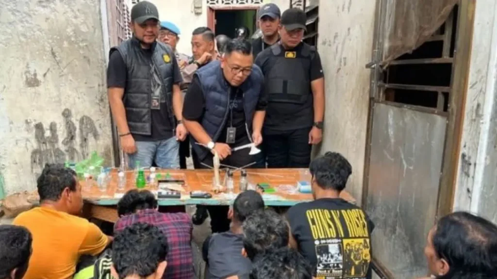 Polisi menggerebek dua lokasi dugaan peredaran narkoba di Jalan Mangkubumi Medan