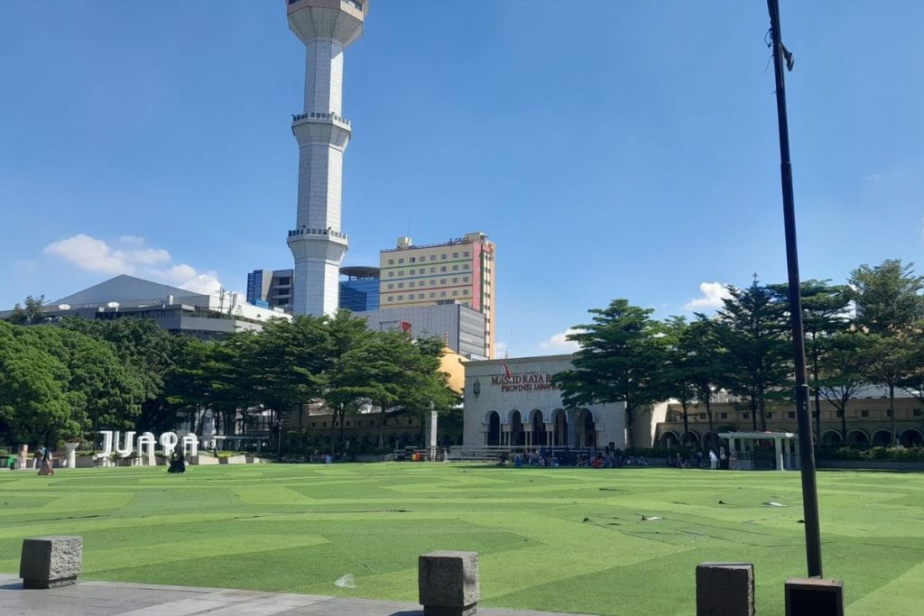 Suasana Alun-Alun Bandung setelah kembali dibuka untuk masyarakat umum.