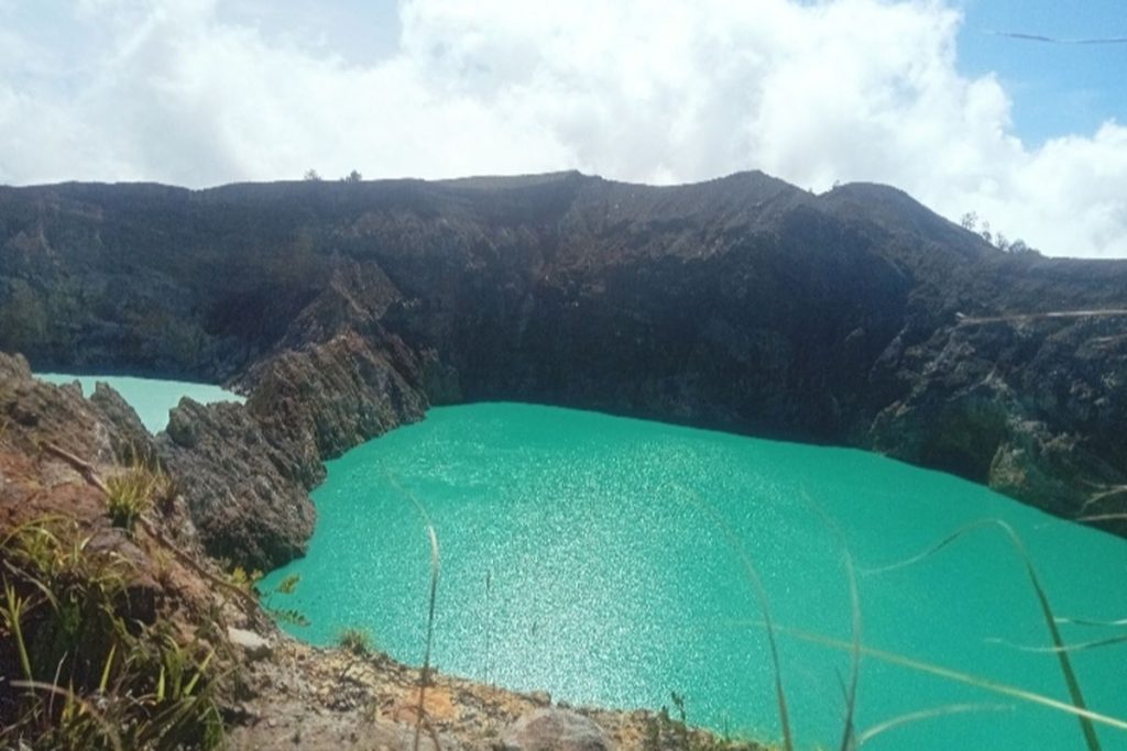 Wisatawan menikmati panorama Danau Kelimutu setelah pengelola kembali melayani kunjungan
