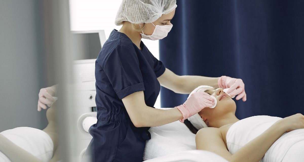 Perbedaan Face Lift Operasi dan Non-Bedah untuk Mengencangkan Kulit, Mana yang Lebih Tepat?