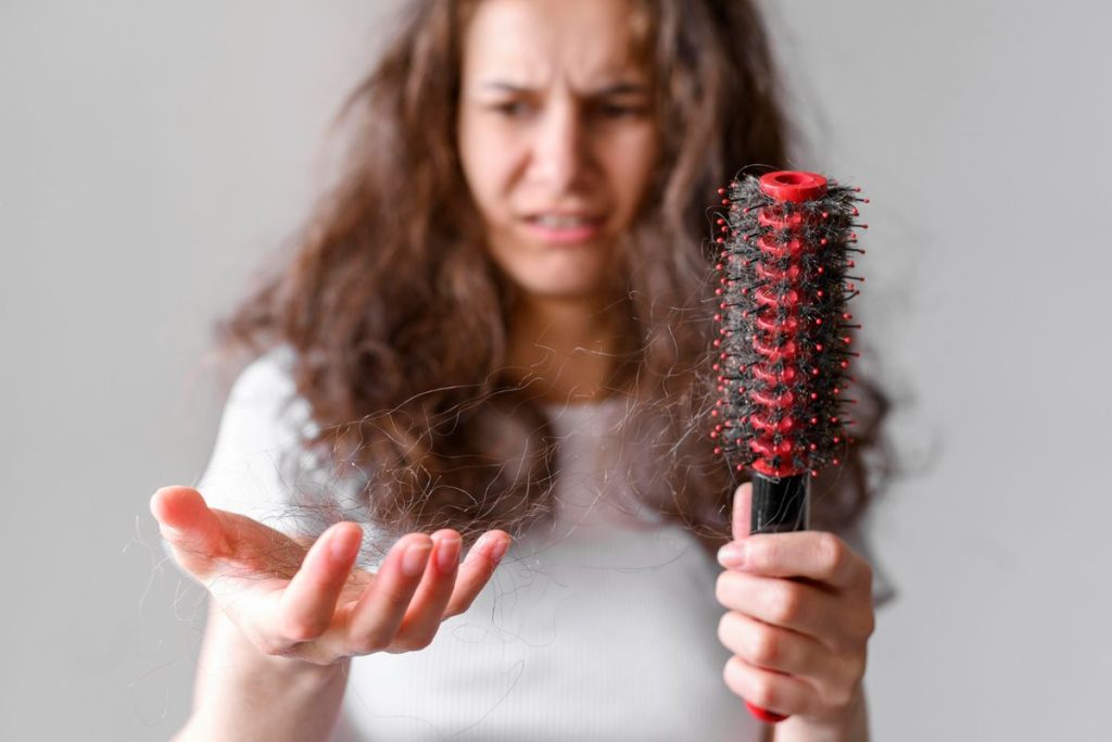 Kekurangan nutrisi dapat memengaruhi kesehatan rambut dan menyebabkan kerontokan.