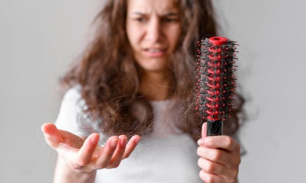 Kekurangan Nutrisi hingga Gaya Hidup Bisa Memicu Rambut Rontok